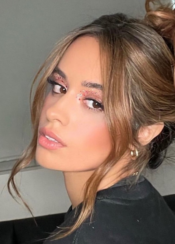 خطوات تطبيق مكياج جليتر بشكل عصري بأسلوب Camila Cabello - الصورة من حسابها على انستغرام
