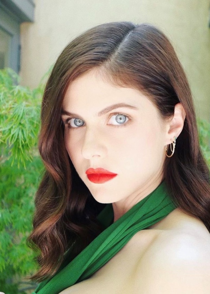 خطوات تطبيق مكياج ناعم على طريقة Alexandra Daddario  - الصورة من حسابها على انستغرام