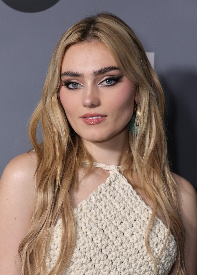 طريقة رسم العين بالآيلاينر لمكياج القطة على طريقة Meg Donnelly