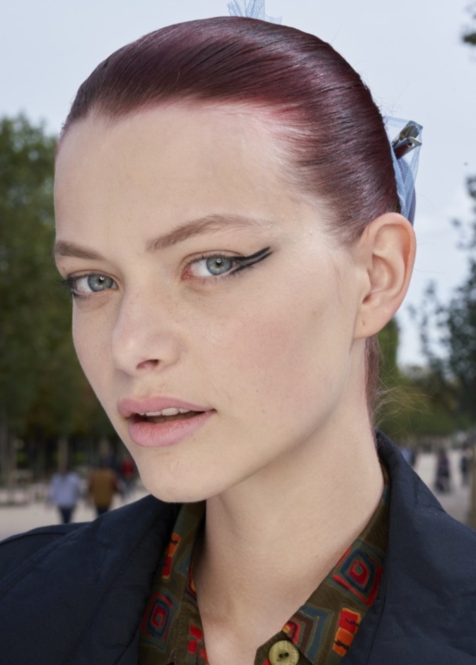 طريقة وضع الايلاينر السائل للمبتدئات من وحي عارضة ديور