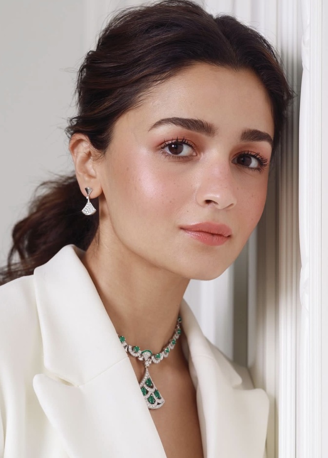 مكياج ناعم للعيد بالألوان الوردية وطريقة تطبيقه بأسلوب Alia Bhatt - الصورة من حسابها على انستغرام