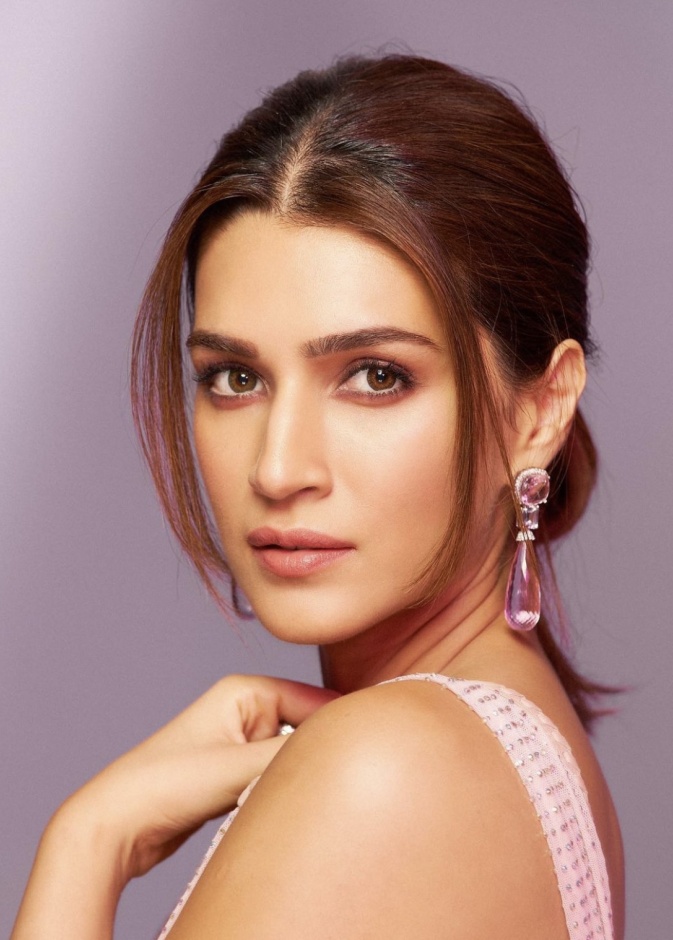 مكياج هندي ناعم بأسلوب طبيعي وألوان نيود على طريقة Kriti Sanon - الصورة من حسابها على انستغرام