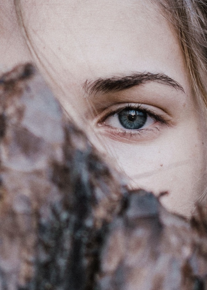 احصلي على جفون مشدودة وعالجي ترهلها بهذه الطرق الطبيعية