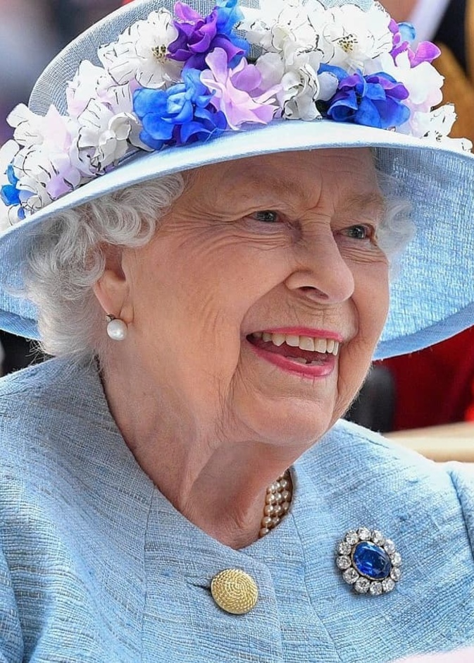 رسالة دافئة من ملكة بريطانيا لزوجين احتفلا بعيد زواجها الـ 61