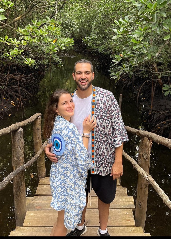 شام الذهبي تسير على خطى الأم وتستعرض انسجامها مع زوجها على البحر