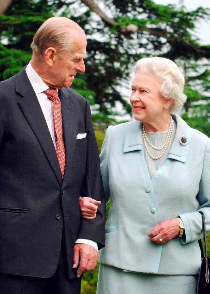 ملكة بريطانيا ترتدي بروش زهرة الأقحوان المزين بالياقوت الأزرق العزيز على قلبها