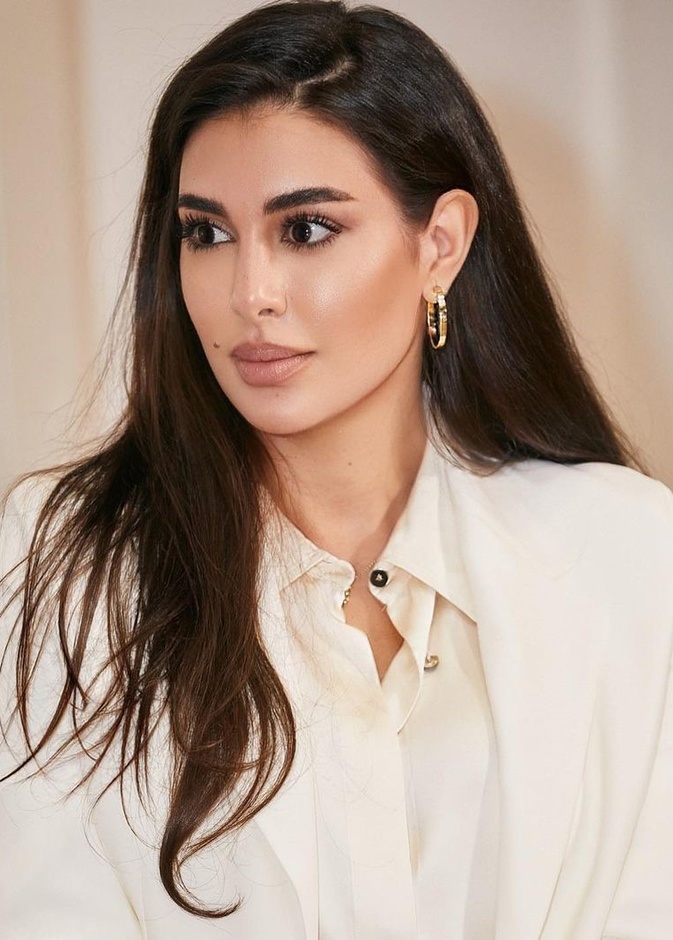 طرق تطبيق الغرة الجانبية مع تسريحات شعر مختلفة من وحي ياسمين صبري