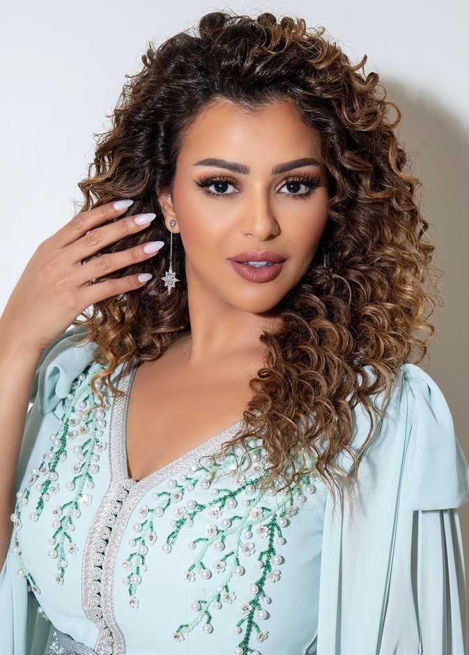 تسريحات شعر كيرلي مميزة بأسلوب الإعلامية السعودية مها عبدالله بمناسبة عيد ميلادها