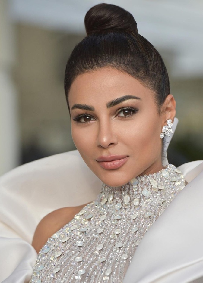 4 إطلالات جمالية بالخطوات لإطلالة عيد الاضحى من وحي نجمات الإمارات