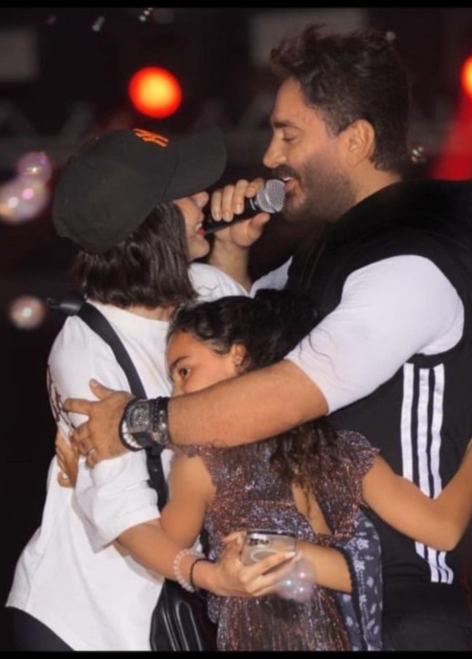 تامر حسني مع أسرته