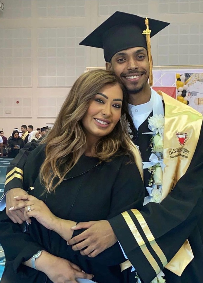 منيرة محمد مع نجلها