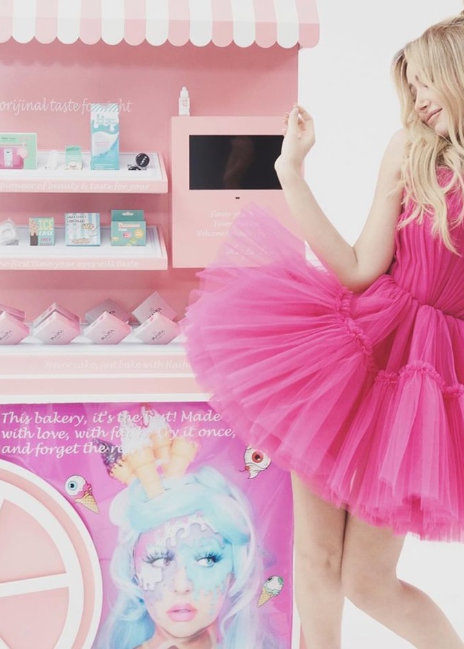 فساتين صيفية جذابة بألوان لافتة وساحرة بأسلوب هنا الزاهد المميّز