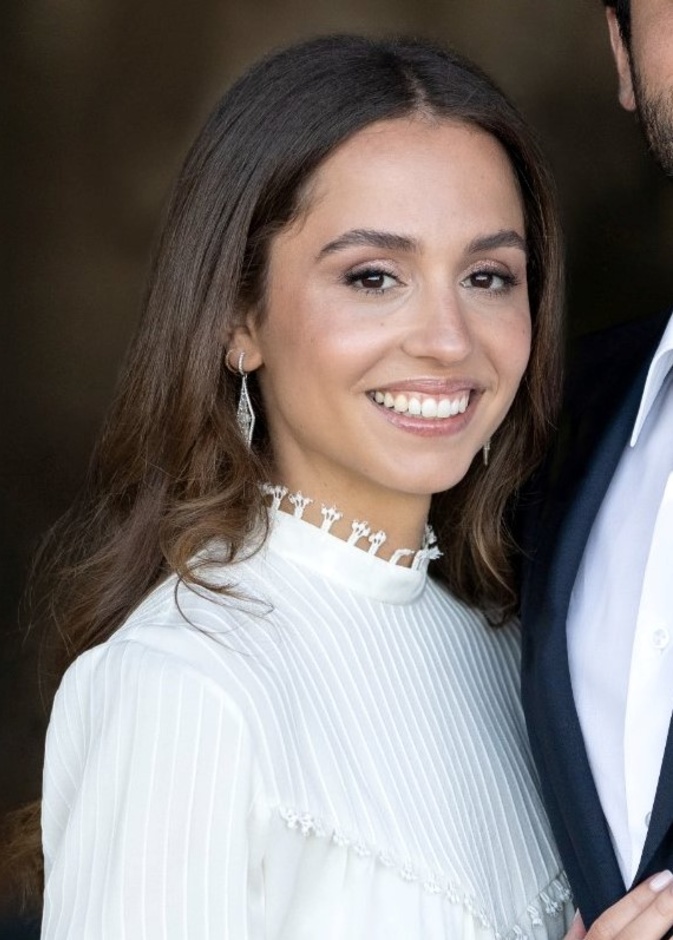 تفاصيل الإطلالة الجمالية للأميرة إيمان ابنة الملكة رانيا في حفل خطوبتها