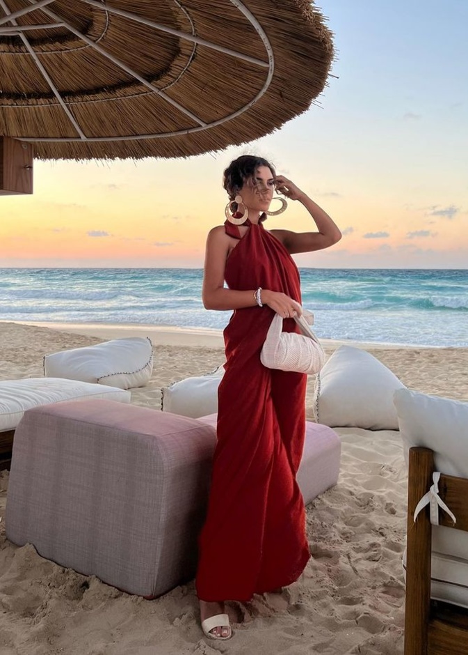 إطلالات مدونات الموضة البارزة أبرزها لنجود الرميحي بلوك صيفي ساحر