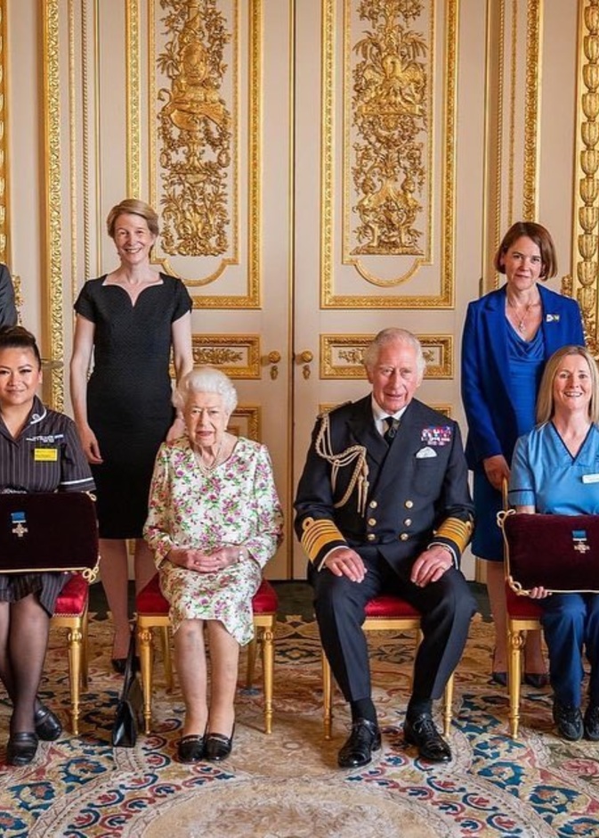 ملكة بريطانيا والأمير تشارلز يكرمان أول ممرضة في العالم تقوم بحقن المرضى بلقاح كورونا