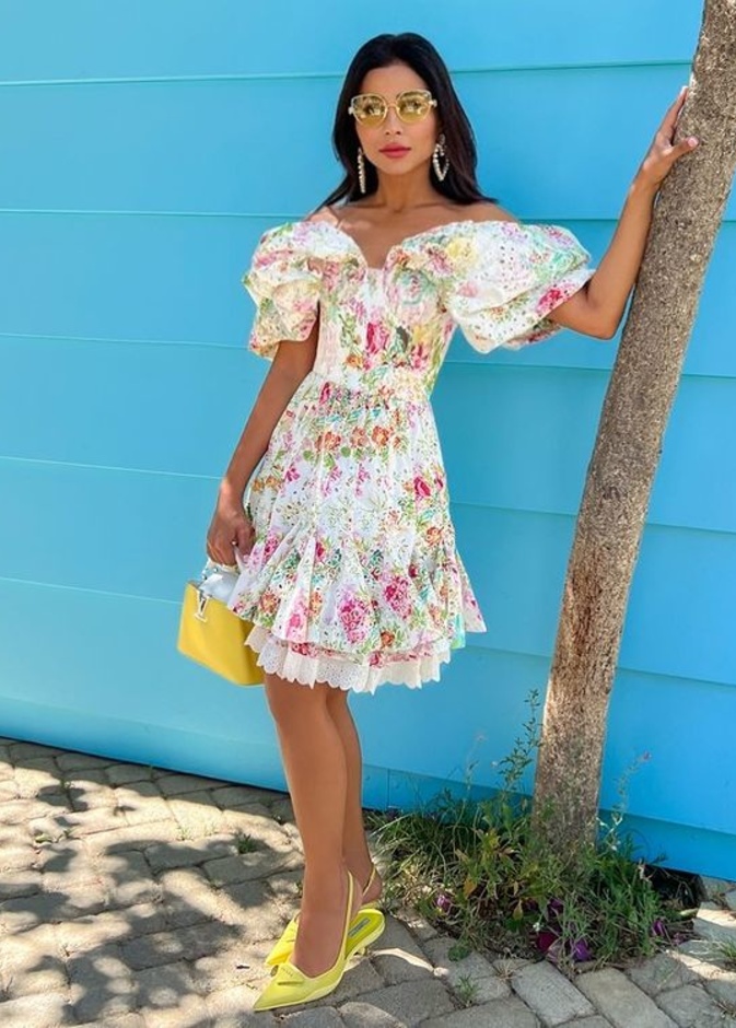 إطلالات مهيرة عبدالعزيز بلوك صيفي لافت ومنعش بفستان قصير بالورود