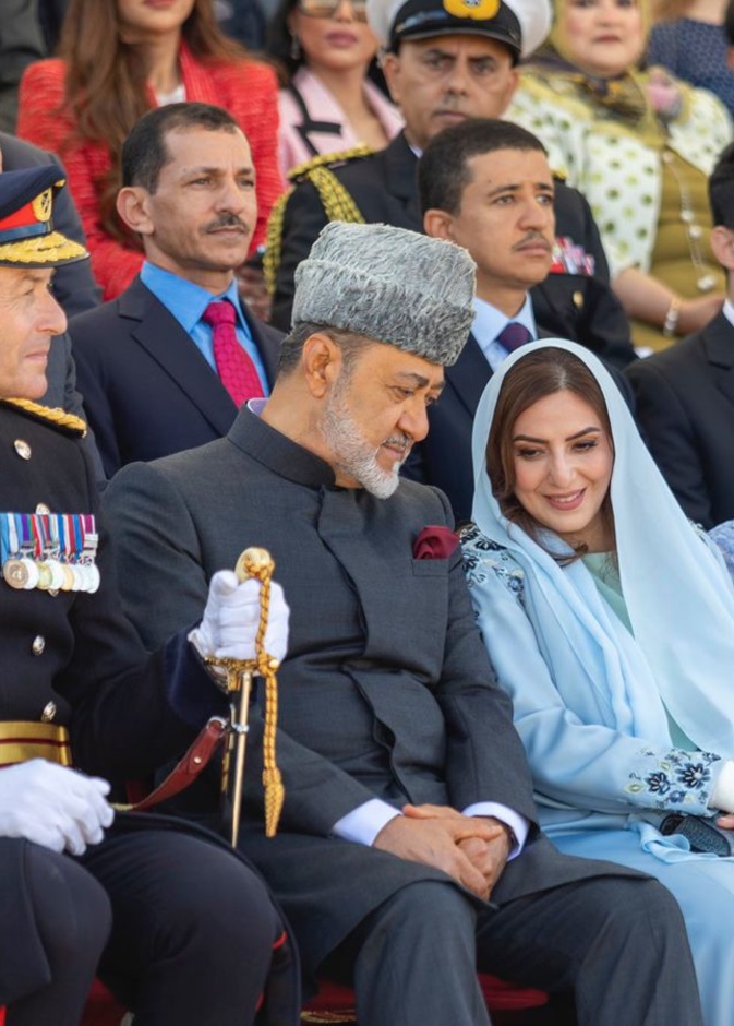 سلطان عمان والشيخة عهد يشاركان في حفل تخرج نجلهما من أكاديمية ساندهيرست