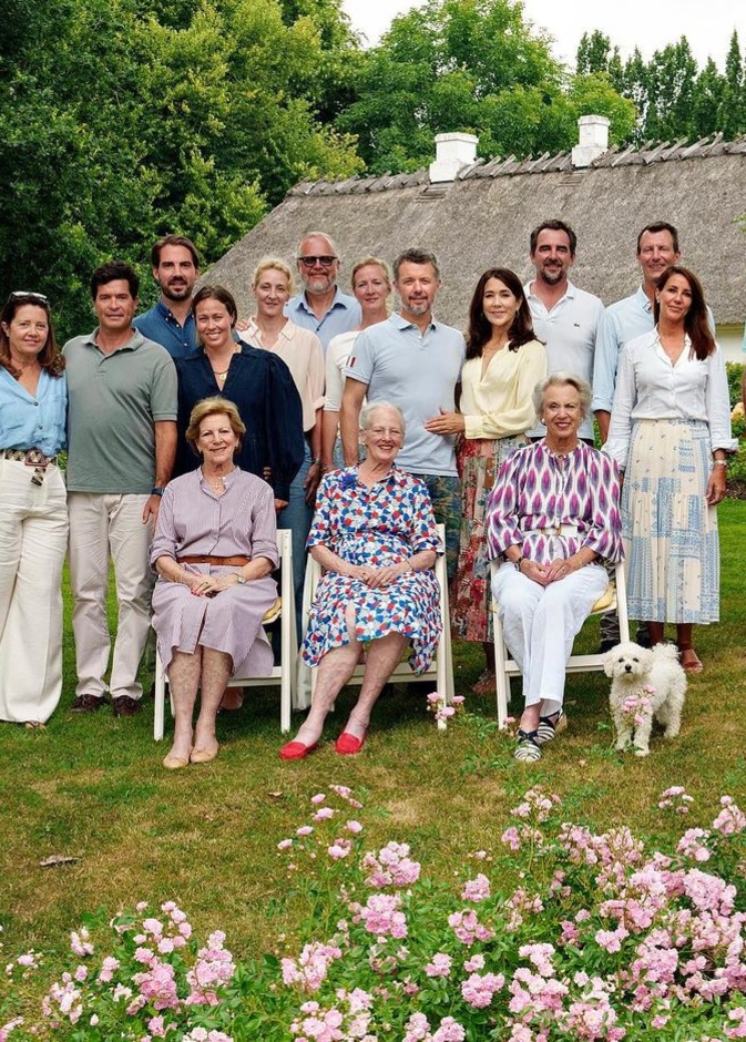 الملكة مارغريت الثانية مع شقيقتيها الأميرة بينيديكت والملكة آن ماري ملكة اليونان السابقة 