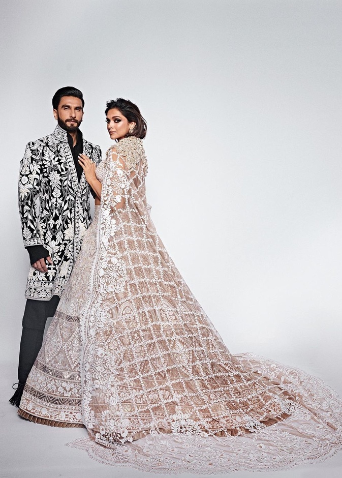 إطلالة ملكية للنجمة ديبيكا بادكون مع زوجها