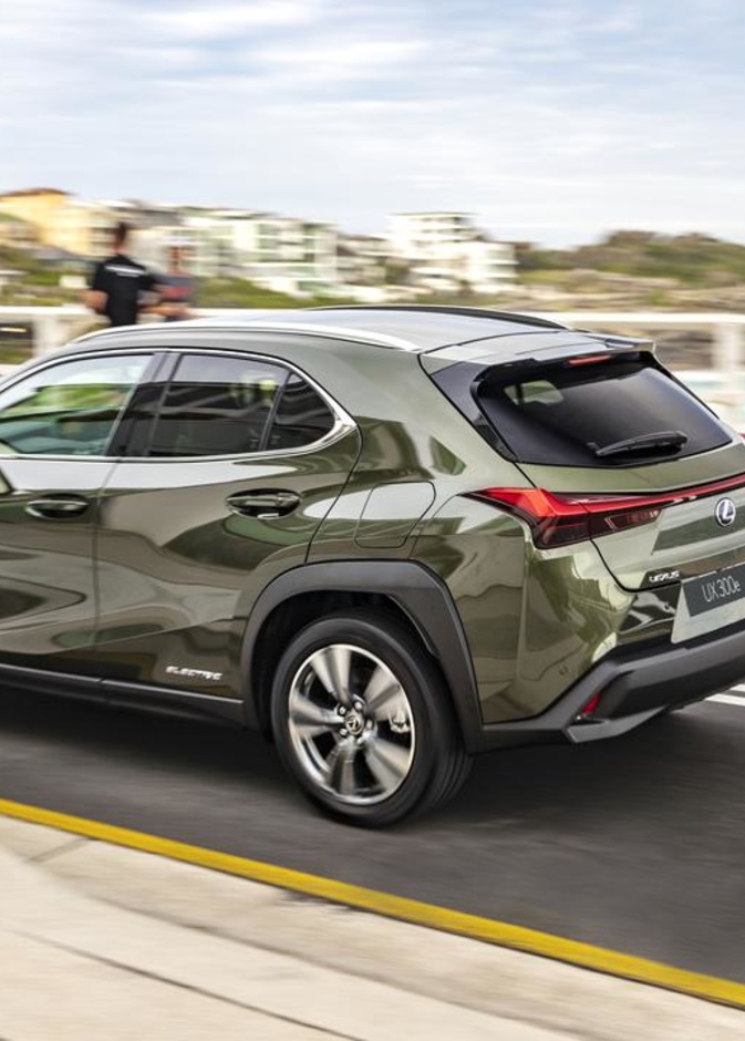 أصغر سيارة فاخرة من ليكزس