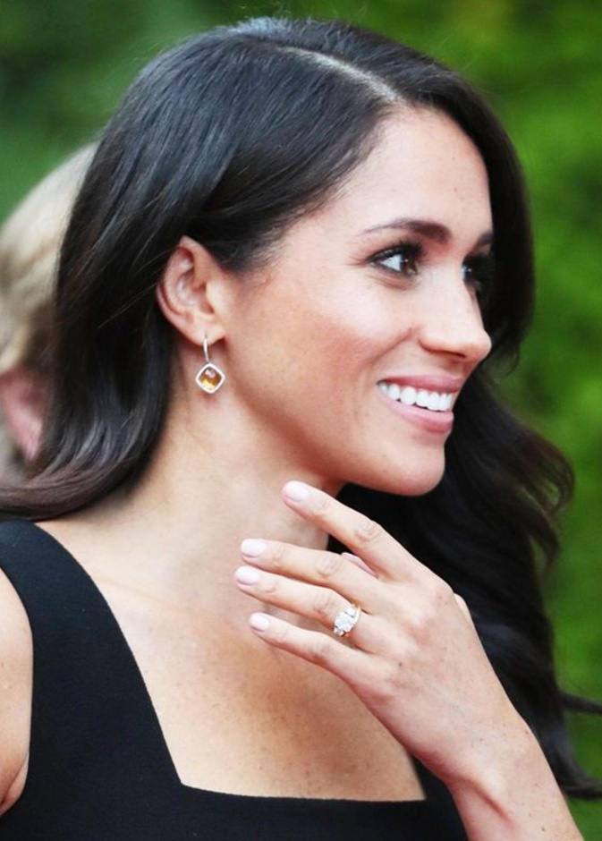 ميغان ماركل بقطعة مجوهرات مرصعة بحجر السترين