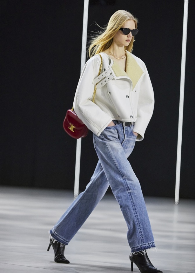 إطلالات باللّون الأبيض للشتاء لافتة ومميّزة من Celine