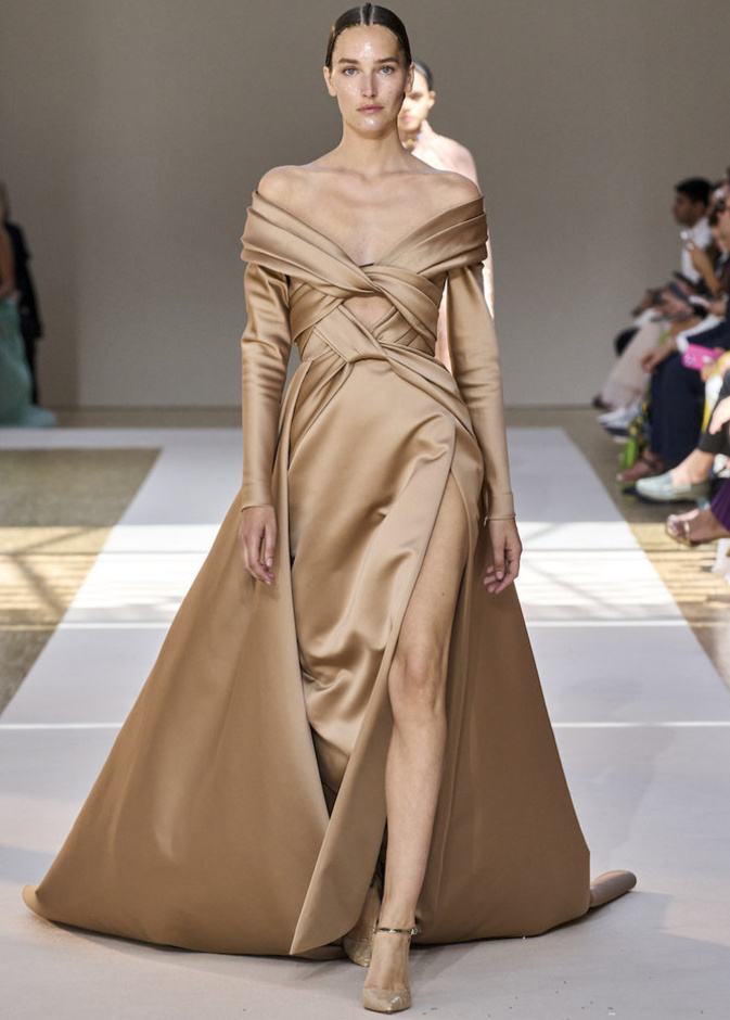  فستان اوف شولدرز بتصميم فاخر من Elie Saab
