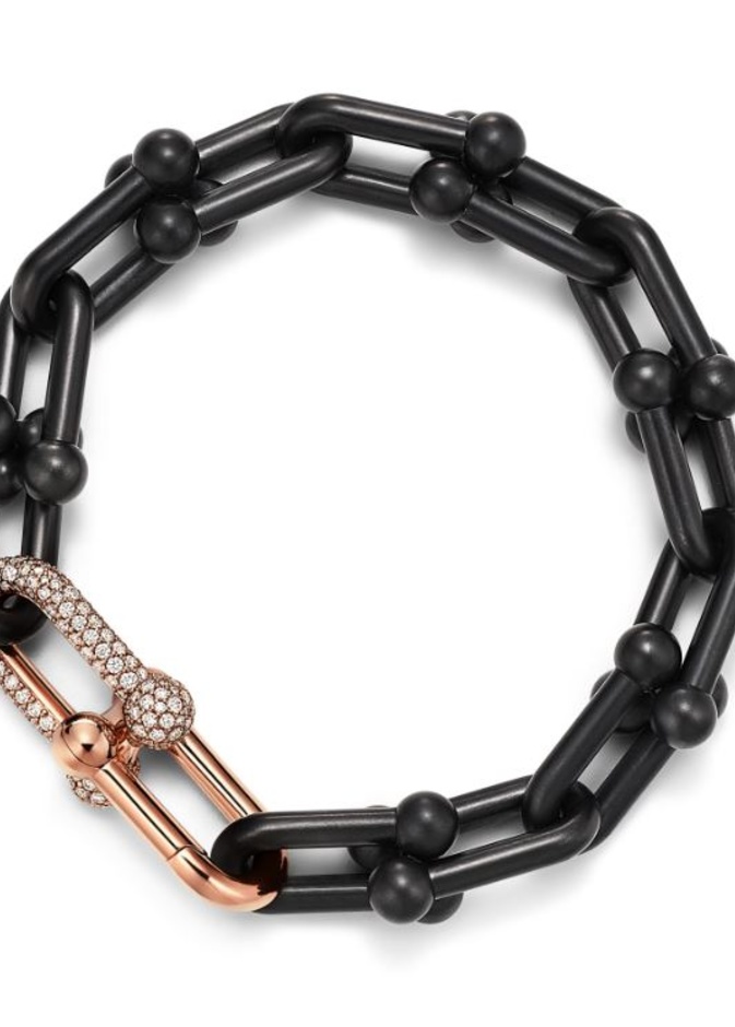  Tiffany & Co تقدم أحدث تصاميم تشكيلة Tiffany HardWear بالتيتانيوم الأسود مع وصلة من الذهب الوردي عيار 18 قيراط المرصّع بالألماس