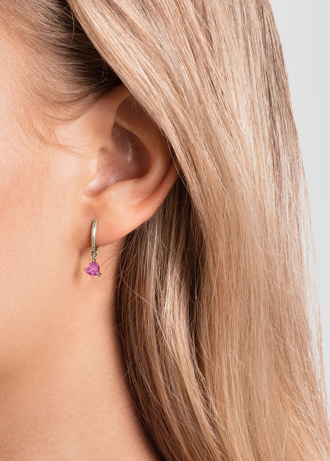 إطلالات ناعمة مع الأقراط المرصعة بالياقوت الوردي