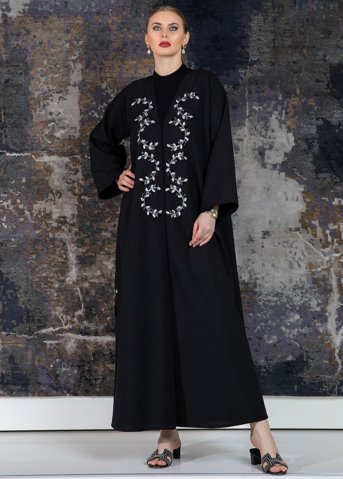 تطريزات الورود بدرجات الفضّي البراق زيّنت العباية السوداء من Imperio Collection