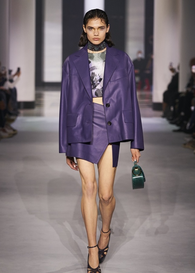 تنسيق إطلالات بقماش الجلد للوك شيك مميّز من Lanvin
