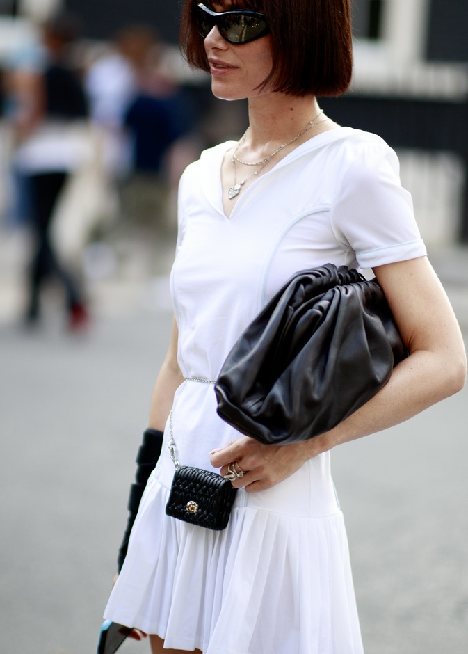 موديلات حقائب باللّون الأسود منسقة مع اللّون الأبيض بأسلوب Street style