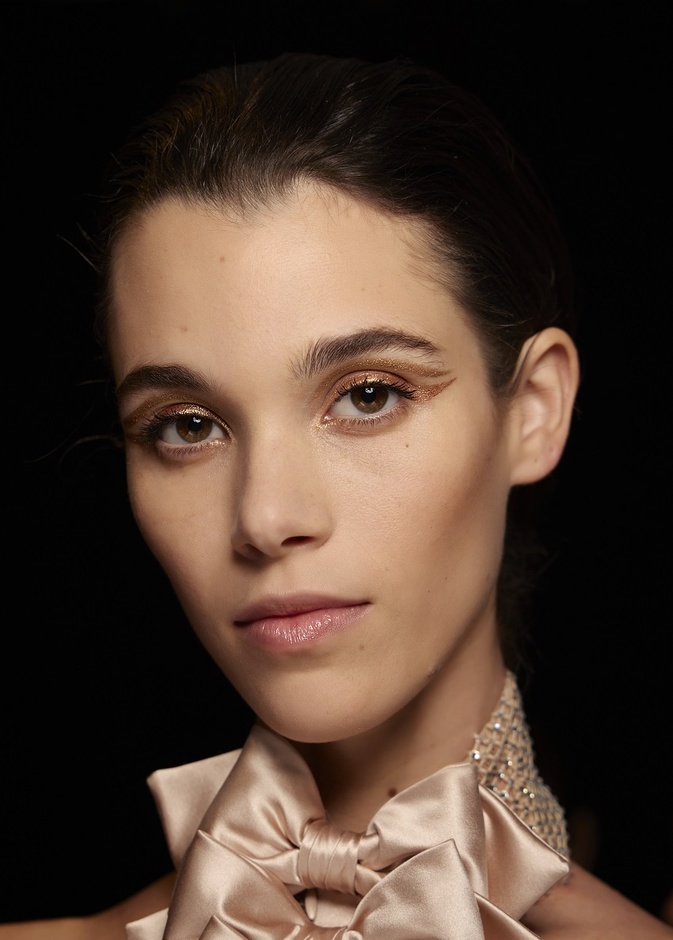 صيحات مكياج تناسب العيون البنيّة من منصات الأزياء موضة صيف 2022