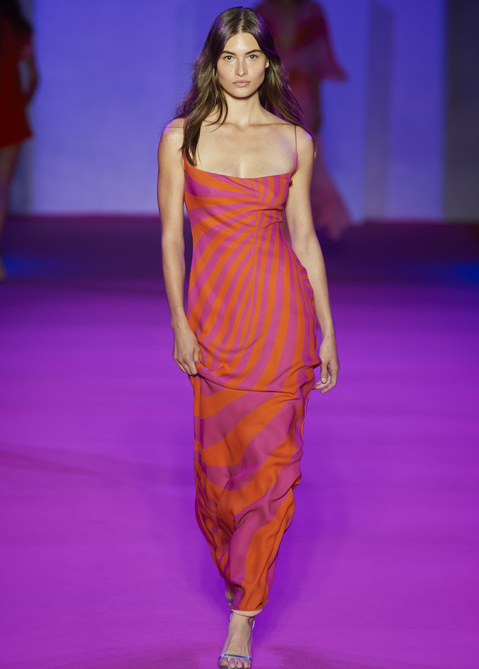 فستان طويل وشبابي بقصّة ناعمة وبسيطة وألوان حيوية من Brandon Maxwell