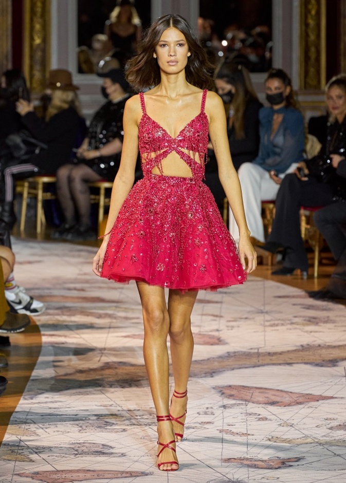 فساتين سهرة قصيرة ملونة بتصميم جريء ولافت من Zuhair Murad