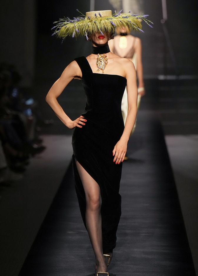 الهوت كوتور العنوان الأبرز مع انطلاق أسبوع الموضة في باريس 2022 وحضور بارز للمصممات