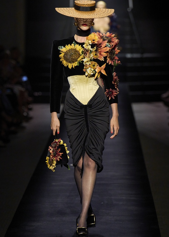 مجموعة Schiaparelli للهوت كوتور تحاكي الجرأة والفخامة في موسم شتاء 2023