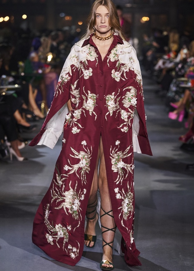 تنسيق إطلالات باللّون التوتي مميّزة ولافتة من Valentino