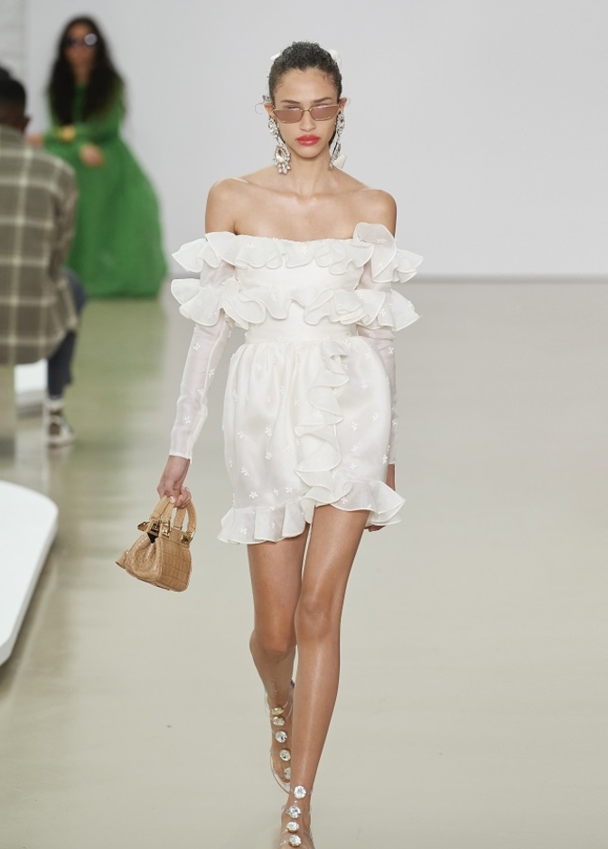 موديلات فساتين off shoulders صيحة موسم صيف 2022 من Giambattista Valli