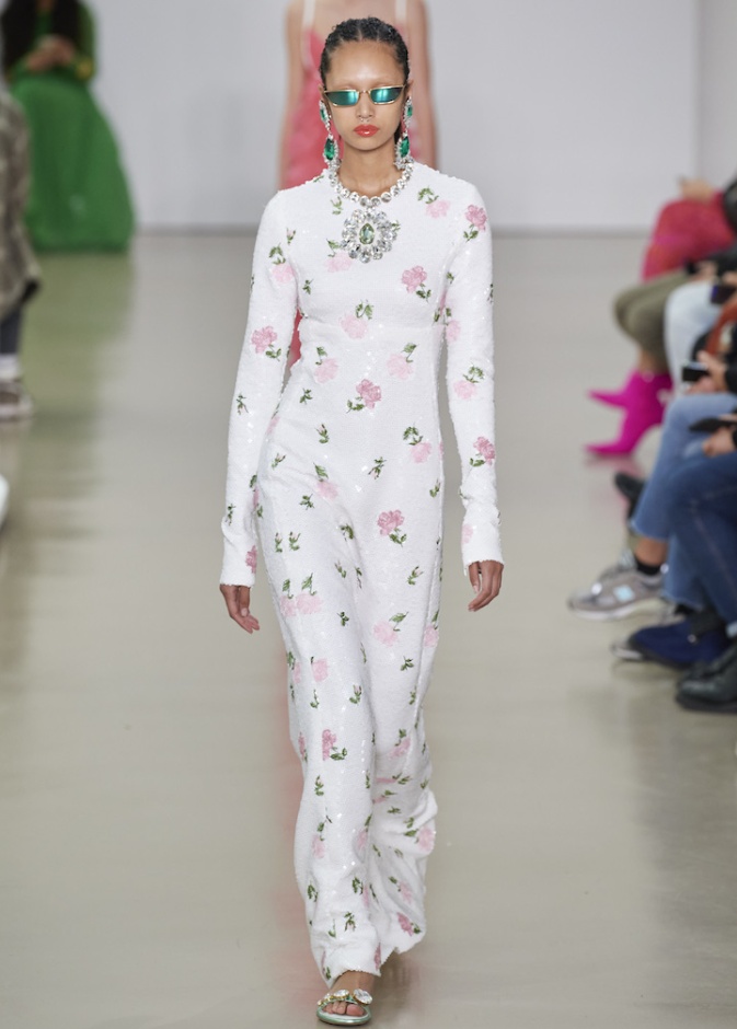 لمسات الورود الأنثوية زيّن فستان السهرة الفاخر من الترتر من تصميم Giambattista Valli