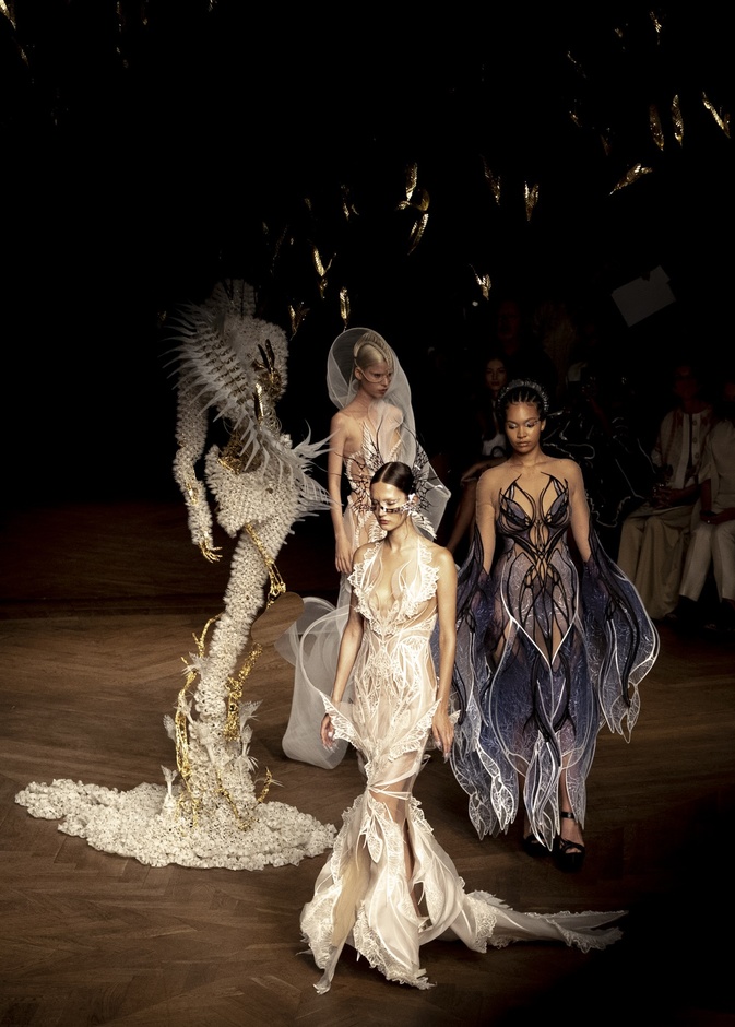 Iris van Herpen تقدّم مجموعة الهوت كوتور في باريس... إبتكار ونظرة إلى المستقبل