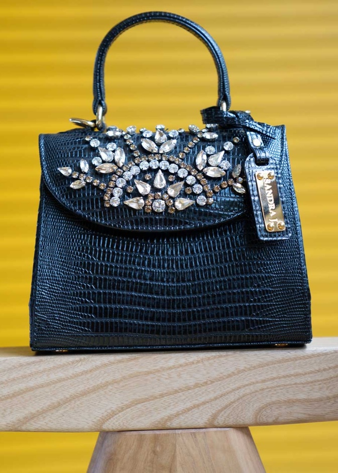 Sandra J.  تطلق مجموعة حقائب اليد الخاصة بالعيد!