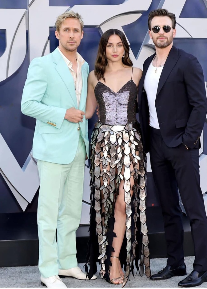 كريس إيفانز وآنا دي أرماس وريان جوسلينج