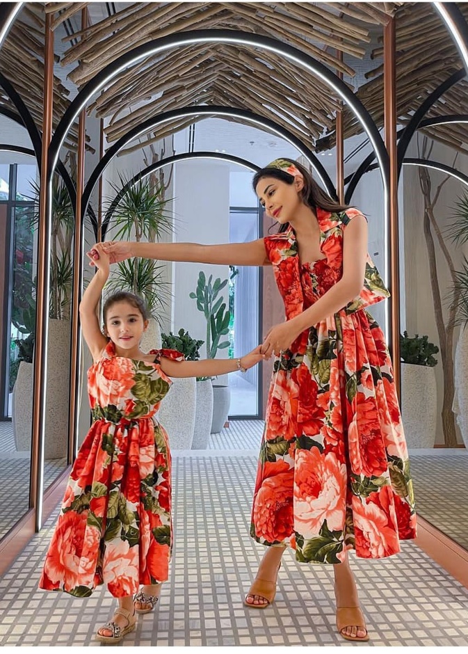 إطلالة مهيرة عبد العزيز مع ابنتها