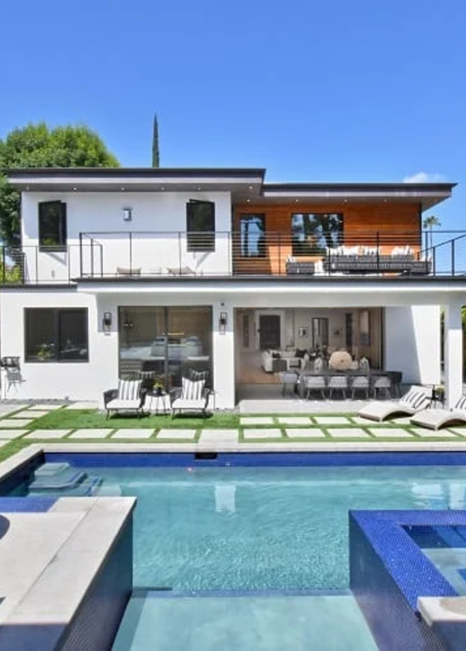 حمام السباحة