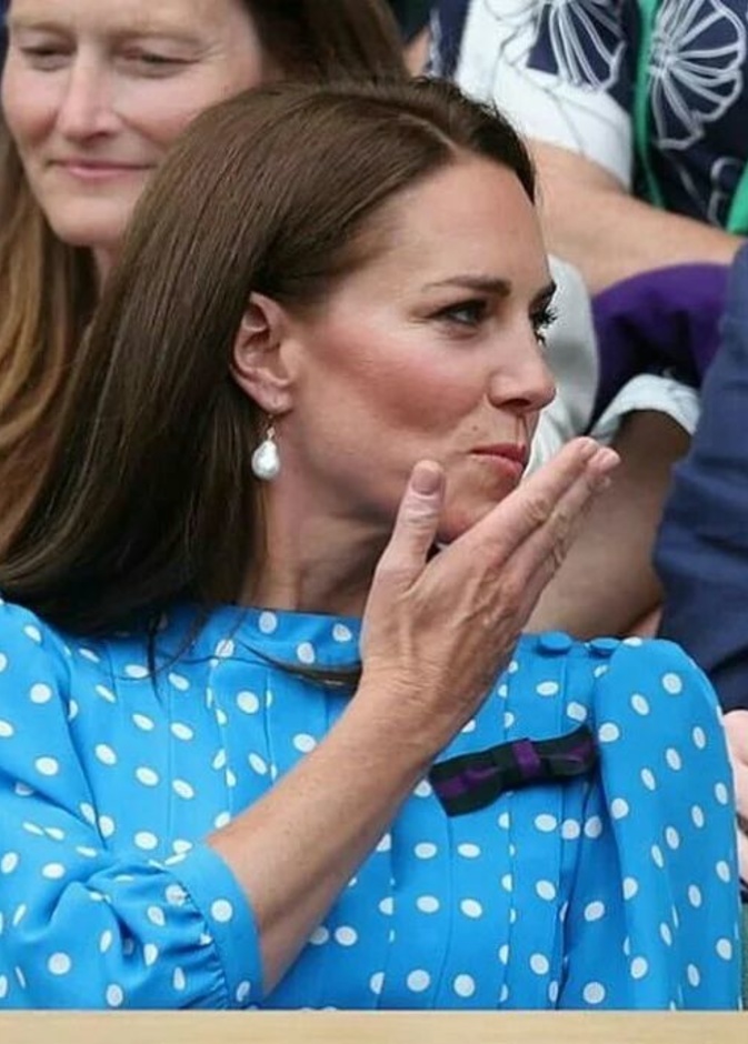 شاهدي الطريقة الطريفة التي قامت كيت باستخدامها لتحية والدتها عن بعد في أحدث ظهور لهما