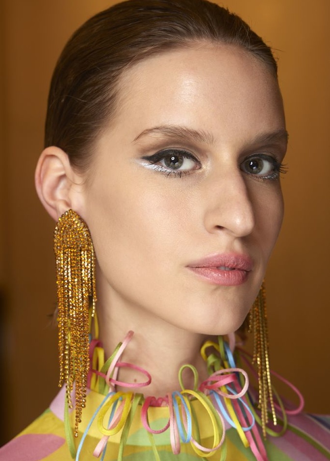 تطبيق الايلاينر العريض بعد الترطيب من دار Yanini Couture