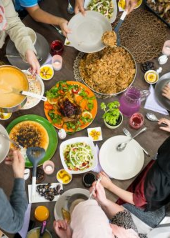 10 نصائح ذكية لتجنب مشاكل الهضم بعد العزومات