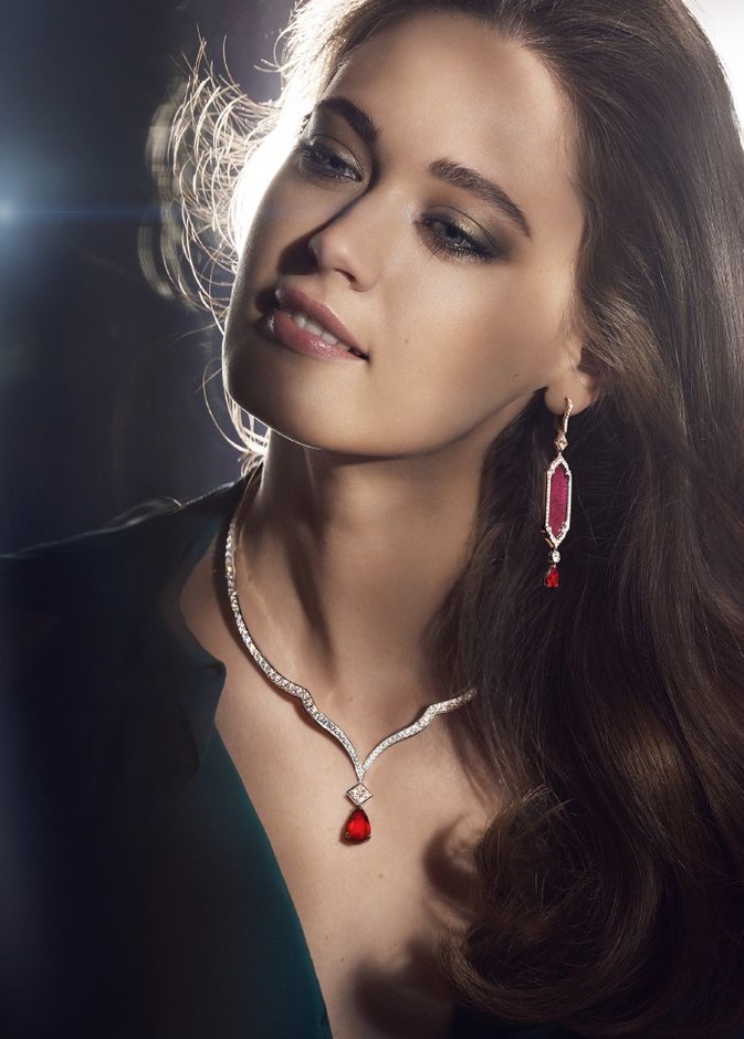 إطلالة نارية بالأقراط المرصعة بالياقوت الأحمر لشهر يوليو