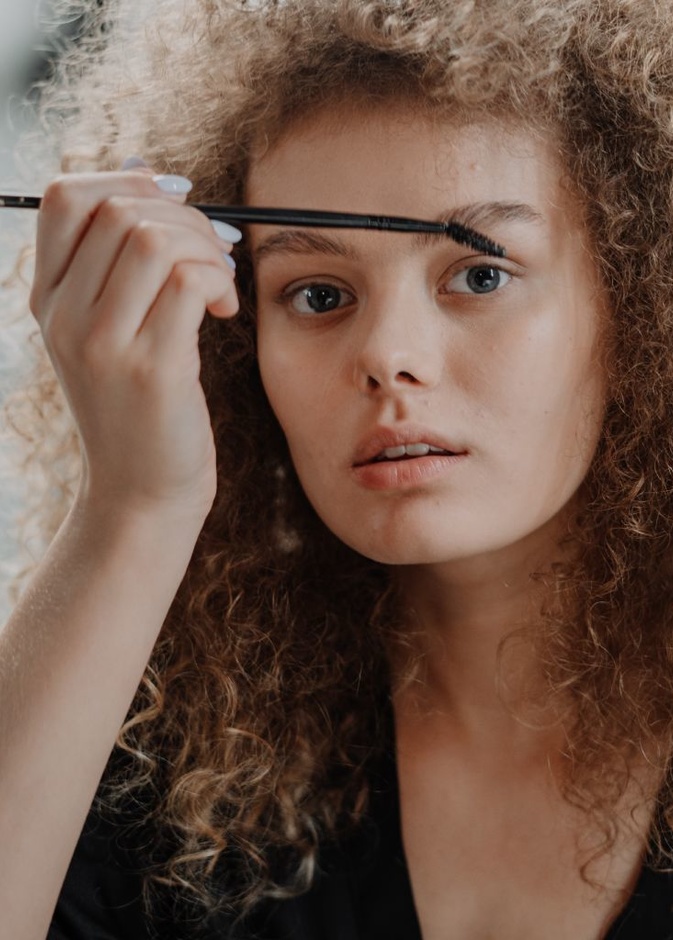 خلطات طبيعية لإعادة إنبات الحواجب في الصيف